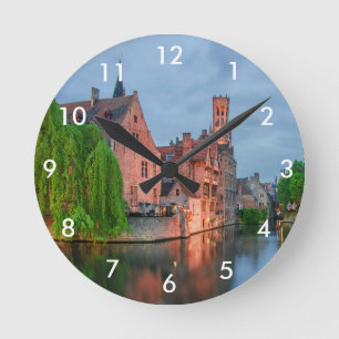 Horloge Ronde Vieille ville et beffroi la nuit à Bruges