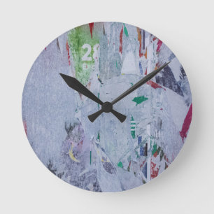 Horloge Ronde Vieilles affiches hiver look blanc vert gris rouge