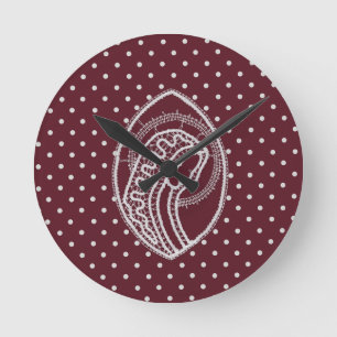 Horloge Ronde Vierge Marie bénie en dentelle blanche sur fond de