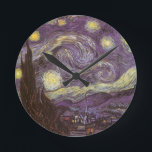 Horloge Ronde Vincent van Gogh - La Nuit étoilée<br><div class="desc">La Nuit étoilée (1889) de Vincent van Gogh est une peinture de paysage de style post-impressionniste représentant la nature. Une vue d'une ville dans une vallée la nuit avec des nuages tourbillonnants, des étoiles brillantes et un beau croissant de lune jaune doré. Elle a été peinte de jour de mémoire...</div>