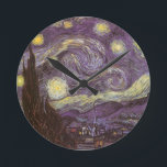 Horloge Ronde Vincent van Gogh - Nuit étoilée<br><div class="desc">Starry Night (1889) de Vincent van Gogh est un post impressionnisme vintage de peinture de paysage d'art. Vue sur une ville dans une vallée la nuit avec les nuages tourbillonnants, les étoiles brillant et une belle lune jaune dorée croissant. Il a été peint pendant la journée de mémoire et est...</div>
