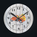Horloge Ronde Vintage Camion Citrouilles Sunflowers Nom Ferme<br><div class="desc">Une horloge parfaite pour n'importe quelle cuisine de ferme ou n'importe où que vous avez besoin d'une touche de ferme. Un pick-up vintage transporte un lit rempli de citrouilles fraîchement récoltés et de tournesols jaunes vifs sur un arrière - plan rustique en bois gris. L'horloge est personnalisée avec votre nom...</div>