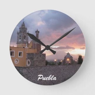 Horloge Ronde Volcan et église Puelba, Mexique de coucher du