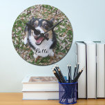 Horloge Ronde Votre animal photo de chien personnalisé<br><div class="desc">Personnalisez avec la photo de votre propre chien sur cette horloge murale personnalisée pour animaux de compagnie et customisez avec leur nom au bas. Un beau cadeau personnalisé pour un propriétaire de chien ou de chat pour immortaliser son amour.</div>