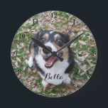 Horloge Ronde Votre animal photo de chien personnalisé<br><div class="desc">Personnalisez avec la photo de votre propre chien sur cette horloge murale personnalisée pour animaux de compagnie et customisez avec leur nom au bas. Un beau cadeau personnalisé pour un propriétaire de chien ou de chat pour immortaliser son amour.</div>