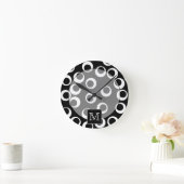 Horloge Ronde Votre Lettre. Monogramme noir et blanc. Motif amus (Maison)