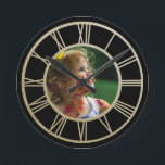 Horloge Ronde Votre photo personnalisée avec les chiffres<br><div class="desc">Votre photo a personnalisé l'horloge murale de chiffres romains de Ricaso - or de faux sur le noir</div>