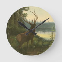 Vue arrière des élans regardant au-dessus d'un lac