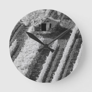 Horloge Ronde Vue en noir et blanc d'une petite grange en pierre