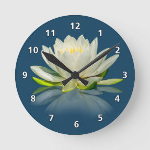 Horloge Ronde Water Lily Reflected on Blue Water