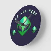 Horloge Ronde "We Are Here" Green Alien head (Angle)