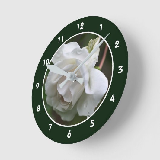 Horloge Ronde White Rose With Raindrops (Angle)