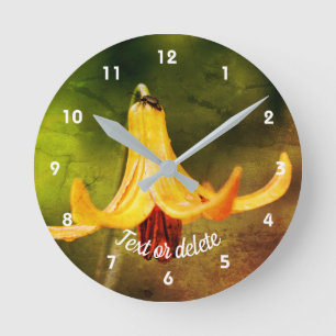 Horloge Ronde Wild Canada Lily With Insect Abstract Personalized