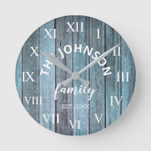 Horloge Ronde Wood Nom de famille personnalisé Rustic Beach