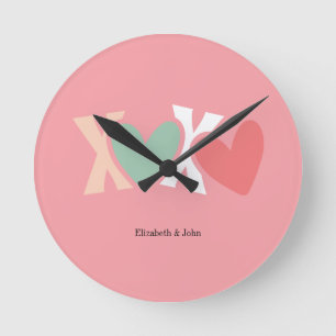 Horloge Ronde "XOXO" coloré de la Saint-Valentin