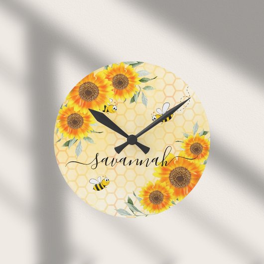 Horloge Ronde Yellow tournesol abeilles rustique script monogram