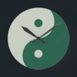 Horloge Ronde Yin Yang Sage Green<br><div class="desc">Yin Yang - illustration du yin yang vert sauge.</div>