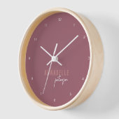 Horloge Rose Dusty moderne Script minimal personnalisé (Angle)