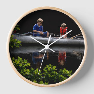 Horloge Scène de pêche en famille avec des couleurs vives