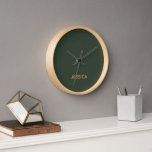 Horloge Script minimaliste en or vert foncé personnalisé<br><div class="desc">Le script minimaliste d'or vert foncé personnalisé est un design chic et raffiné qui ajoute une touche de luxe. Avec son élégant arrière - plan vert foncé et son élégant script doré, il allie design minimaliste et détails personnalisés pour un cadeau élégant et sophistiqué.</div>