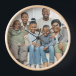 Horloge Simple et minime Casque photo de famille pleine im<br><div class="desc">Transformez votre meilleure photo de famille en souvenir d'art mural ! Nos photos encadrées personnalisées présentent vos photos de famille préférées en version paysage. . Il ne s'agit pas seulement d'une décoration murale, mais d'un souvenir qui fait chaud au coeur. C'est le cadeau ultime pour vos proches - idéal pour...</div>