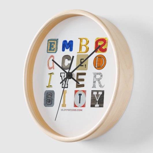 Horloge SlipperyJoe's embrasse diversité lettres découpées (Angle)