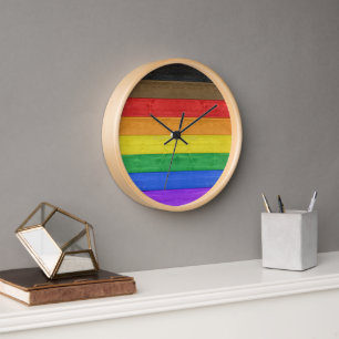 Horloge SlipperyJoe's inclusive gay pride drapeau en bois