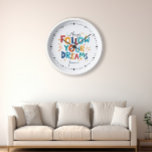 Horloge Suivez vos rêves Typographie colorée et amusante<br><div class="desc">Suivez toujours vos rêves-mignon,  typographie ludique,  inspirant et conception de texte motivationnel.</div>