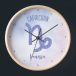 Horloge Symbole d'astrologie Capricorne sur mesure<br><div class="desc">Cette jolie horloge Capricorne de lavande et de violet personnalisées présente votre signe astrologique du Zodiac dans un beau éclat comme les constellations. Customisez ce joli cadeau de symbole d'astrologie avec votre nom dans un magnifique script cursif pour quelqu'un qui a un anniversaire fin décembre ou début janvier.</div>