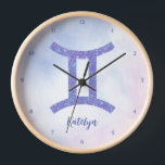 Horloge SYMBOLE D'Astrologie Gemini Cute Personnalisable<br><div class="desc">Cette jolie horloge Gemini violette et lavande présente votre signe astrologique du Zodiac dans une belle étincelle comme les constellations. Customisez ce cadeau mignon avec votre nom en écriture cursive pour quelqu'un qui a un anniversaire fin mai ou début juin.</div>
