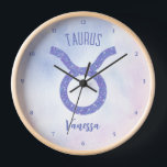 Horloge SYMBOLE D'Astrologie Taurus Cute Personalisé Viole<br><div class="desc">Cette jolie horloge Taurus pourpre et lavande personnalisée présente votre signe astrologique du Zodiaque dans une belle étincelle comme les constellations. Customisez ce joli cadeau de symbole astrologique avec votre nom dans un magnifique script cursif pour quelqu'un qui a un anniversaire fin avril ou début mai.</div>