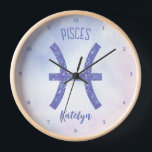 Horloge Sympathique Pisces Astrologie Signe Personnalisé V<br><div class="desc">Cette jolie horloge Pisces violet et lavande présente votre signe astrologique du Zodiac dans une belle étincelle comme les constellations. Customisez ce cadeau mignon avec votre nom en écriture cursive pour quelqu'un qui a un anniversaire fin février ou début mars.</div>