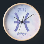 Horloge Sympathique Pisces Astrologie Signe Personnalisé V<br><div class="desc">Cette jolie horloge Pisces violet et lavande présente votre signe astrologique du Zodiac dans une belle étincelle comme les constellations. Customisez ce cadeau mignon avec votre nom en écriture cursive pour quelqu'un qui a un anniversaire fin février ou début mars.</div>