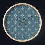 Horloge Tan Starburts sur Blue Atomic Mid Century Motif<br><div class="desc">Retournez à une époque de déco simple de l'ère atomique avec ces étoiles de bronzage amusant sur le bleu du milieu du siècle moderne horloge.</div>