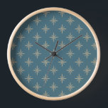 Horloge Tan Starburts sur Blue Atomic Mid Century Motif<br><div class="desc">Retournez à une époque de déco simple de l'ère atomique avec ces étoiles de bronzage amusant sur le bleu du milieu du siècle moderne horloge.</div>