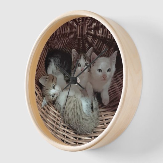 Horloge Three Kittens in a Wicker Basket (Angle)