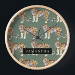 Horloge Tigres d'aquarelle verte tropicale Motif avec nom<br><div class="desc">"Offrez-vous l'élégance sauvage de la nature avec notre Motif Tropical Green Watercolor Tigers. Chaque objet de ce design captivant incarne l'esprit vibrant de la jungle, mêlant verdure luxuriante et majestueuse présence de tigres. Que ce soit pour décorer vos objets de première nécessité ou pour rehausser votre décor, notre collection offre...</div>