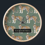 Horloge Tigres d'aquarelle verte tropicale Motif avec nom<br><div class="desc">"Offrez-vous l'élégance sauvage de la nature avec notre Motif Tropical Green Watercolor Tigers. Chaque objet de ce design captivant incarne l'esprit vibrant de la jungle, mêlant verdure luxuriante et majestueuse présence de tigres. Que ce soit pour décorer vos objets de première nécessité ou pour rehausser votre décor, notre collection offre...</div>