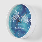 Horloge Tortues blanches Aquarelle bleu océan Texte côtier (Angle)