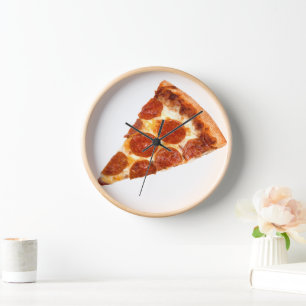 Horloge Tranche de pizza pepperoni classique de SlipperyJo