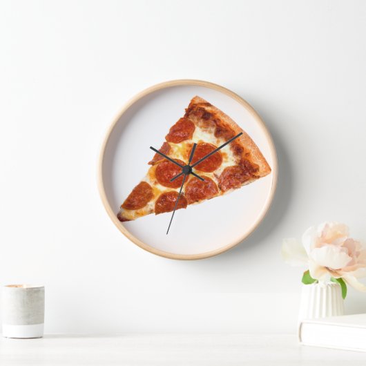 Horloge Tranche de pizza pepperoni classique de SlipperyJo (Maison)