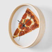 Horloge Tranche de pizza pepperoni classique de SlipperyJo (Angle)
