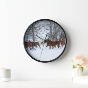 Horloge Troupeau de chevaux courant dans la neige
