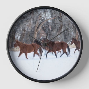 Horloge Troupeau de chevaux courant dans la neige de l'hiv