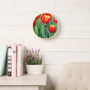 Horloge Tulipes rouges et jaunes vibrantes dans un jardin