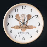 Horloge Ustensiles de cuisine rustique en bois Nom personn<br><div class="desc">Horloge moderne de cuisine noire et blanche avec ustensiles de cuisine illustrant la texture rustique du bois.. Personnalisez avec nom.</div>