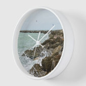Horloge Vagues De Plage Qui S'Écrasent Sur Les Rochers (Angle)