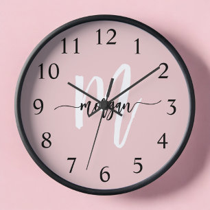 Horloge Vierge rose moderne Script Girl Monogramme Nom