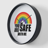 Horloge Vous Êtes En Sécurité Avec Moi LGBTQ Rainbow Pride (Angle)