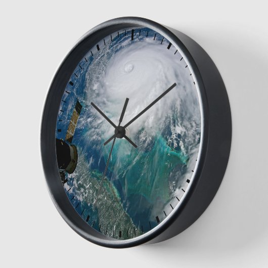 Horloge Vue De L'Ouragan Dorian. (Angle)